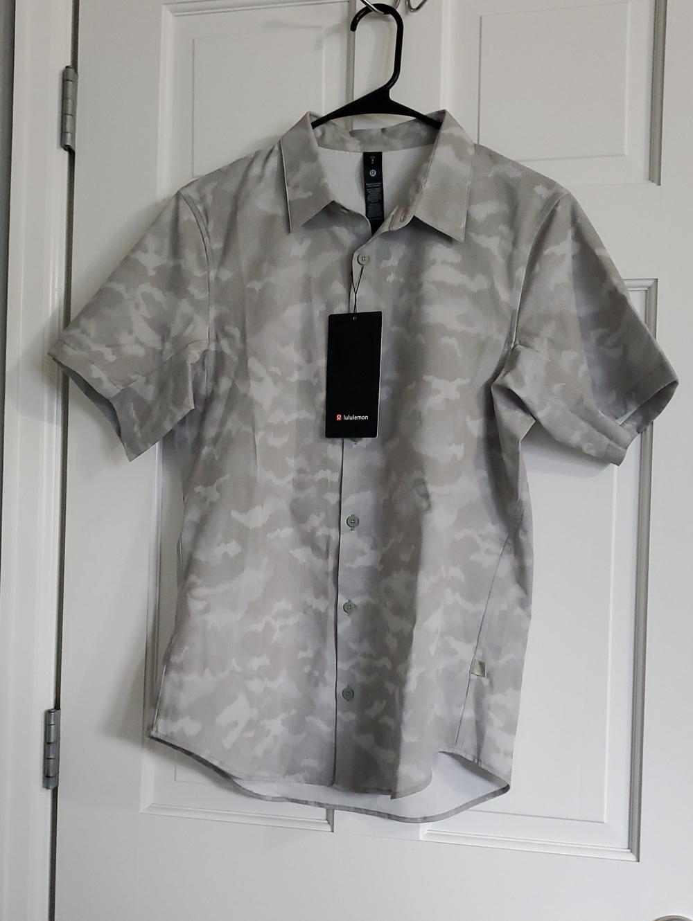 NWT lululemon Airing Easy Men’s Short Sleeve Button-Up Shirt DCFog Green Sz S